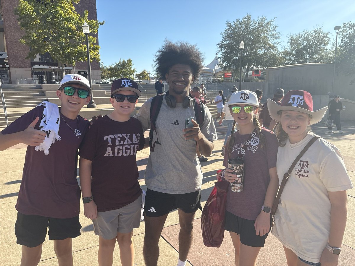 RyanAlanLong's tweet photo. @mattmosley @AggieFootball My kids and their cousins got to meet him after a game.  Couldn’t have been nicer. https://t.co/pwIPVemrdv