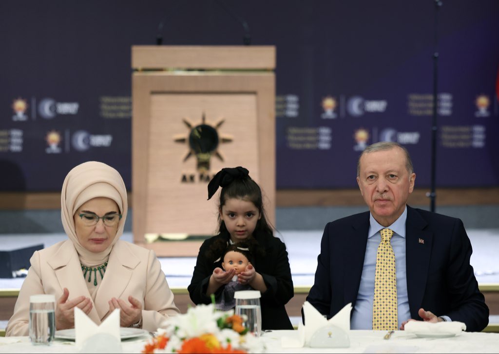 ysndursun's tweet photo. Aynı sofranın etrafında, aynı sevdayla… 🌙

Cumhurbaşkanımız Sn. @RTErdogan’ın ve kıymetli eşi Sn. @EmineErdogan hanımefendinin katılımıyla düzenlenen iftar programımızda Genel Merkez Kurullarımız ve Ankara İl Teşkilatımız ile bir araya geldik.

Bizimkisi sadece bir iftar buluşması değil; birliğe, beraberliğe ve büyük Türkiye hedeflerine olan inancımızın tazelenmesidir. 

Rabbim tuttuğumuz oruçları kabul, birliğimizi baki eylesin.