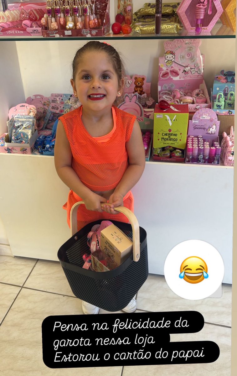 nós garotas meio a Flor.. que nossa felicidade depende de produtos de beleza 💅💖💖
