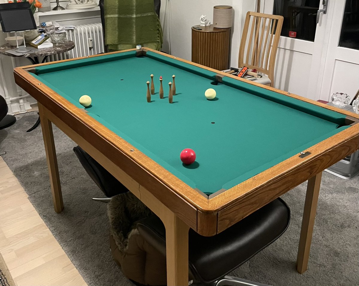 HenningSpil_aps's tweet photo. 70x140 cm.
Ægte skiffersten.
Let nok til at blive pakket væk til middag. 🎱🍽️

Funktion møder fleksibilitet.

Se mere: https://t.co/WVTfcXuy3G

#billard #poolbord #boligdesign #interiør #multifunktionelt https://t.co/SuzfQq5gCr
