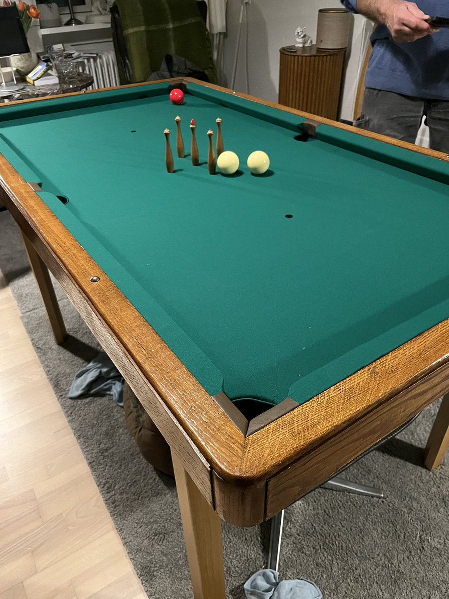 HenningSpil_aps's tweet photo. 70x140 cm.
Ægte skiffersten.
Let nok til at blive pakket væk til middag. 🎱🍽️

Funktion møder fleksibilitet.

Se mere: https://t.co/WVTfcXuy3G

#billard #poolbord #boligdesign #interiør #multifunktionelt https://t.co/SuzfQq5gCr