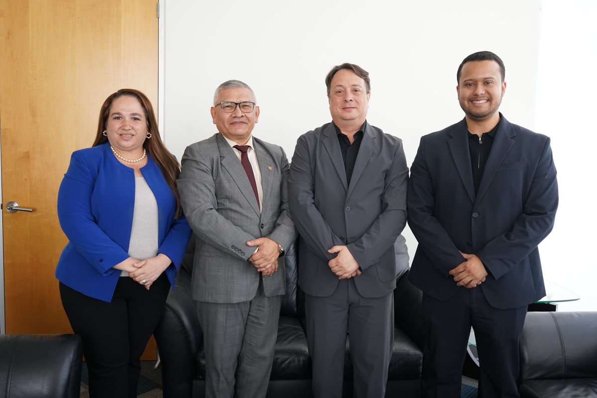 HNeddyO's tweet photo. Me reuní con el Embajador @JorgeAlbertoUG  y la Consejera Rosa Aparicio de Guevara para seguir fortaleciendo la relación Honduras–El Salvador, logrando avances importantes: comercio bilateral con cifras positivas, mayor inversión salvadoreña en nuestro país y nuevas oportunidades para que empresas hondureñas crezcan en El Salvador.

Seguimos trabajando con diálogo y cooperación para impulsar más desarrollo, turismo y empleo para ambos pueblos.🇭🇳🤝🇸🇻