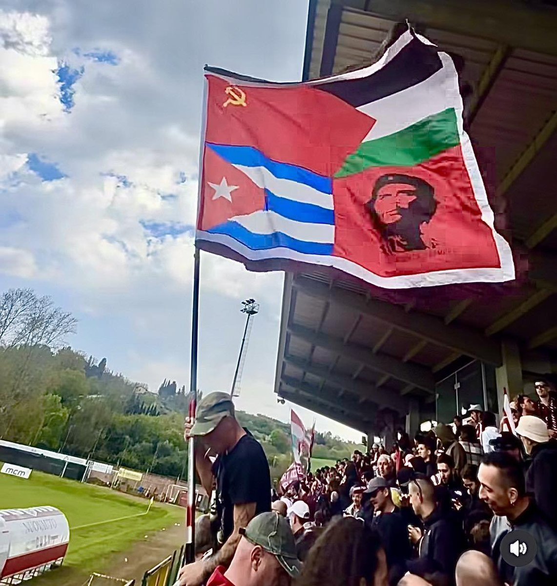ultras_antifaa's tweet image. #Italy - Che Guevara flags in the Livorno Calcio stands.