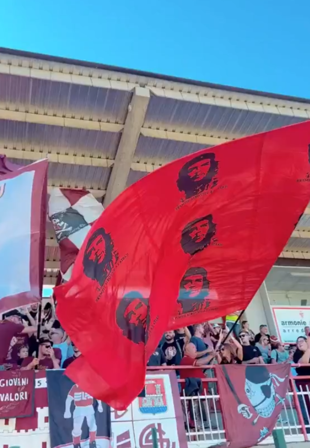 ultras_antifaa's tweet image. #Italy - Che Guevara flags in the Livorno Calcio stands.
