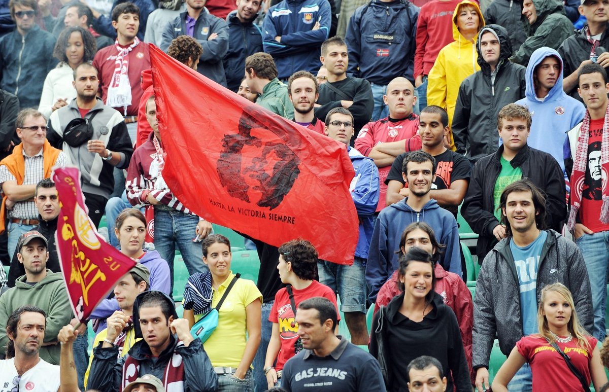 ultras_antifaa's tweet image. #Italy - Che Guevara flags in the Livorno Calcio stands.