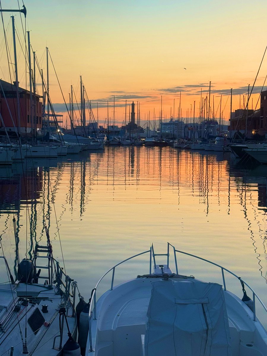 anto8301's tweet photo. Se cerchi un posto bellissimo
Basta che ti metti qui con me
Senti, i pescatori che fischiano 
Fanno
E tu canta 
La-la-la-la-la
E tutto si risolverà https://t.co/eXDJkEMRTj