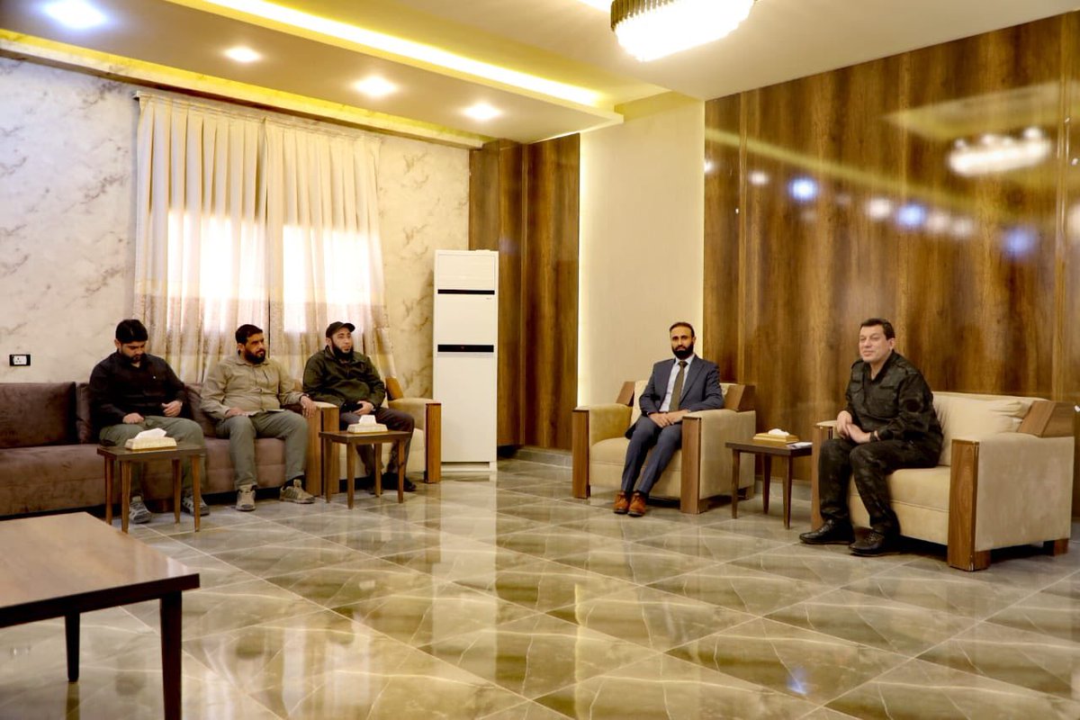 QalaatAlMudiq's tweet image. #Syria: a meeting took place today in #Hasakah between Government officials and #SDF commander. 

Key points:

- the 3 new brigades, formed from SDF fighters in Hasakah, will become part of the 60th Division

- an additional 60 prisoners will be released by SDF

- a list was also