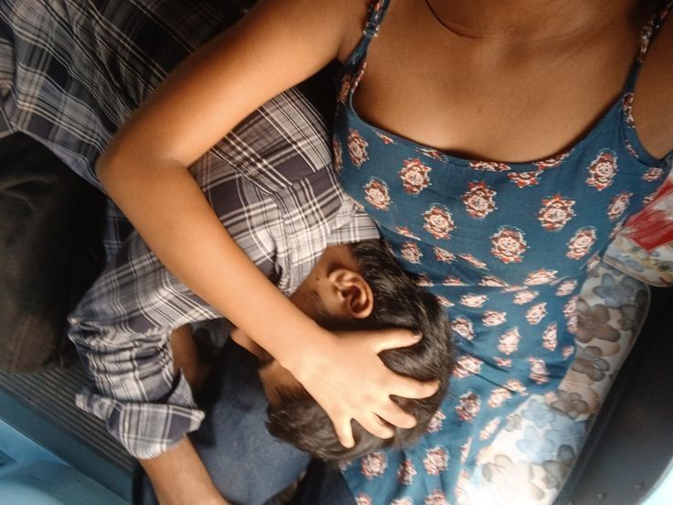 கடல் கடந்து நீ...
உன் நினைவுகளுடன் நான்!
பகல் பொழுது உன் பேச்சில் கழிகிறது,
ஆனால் இந்த இரவுகள்?
உன் ஸ்பரிசம் இன்றி உடல் தவிக்கும் காமப் பசி...
அடக்க முடியாமல் துடிக்கிறேன் அன்பே♥️♥️