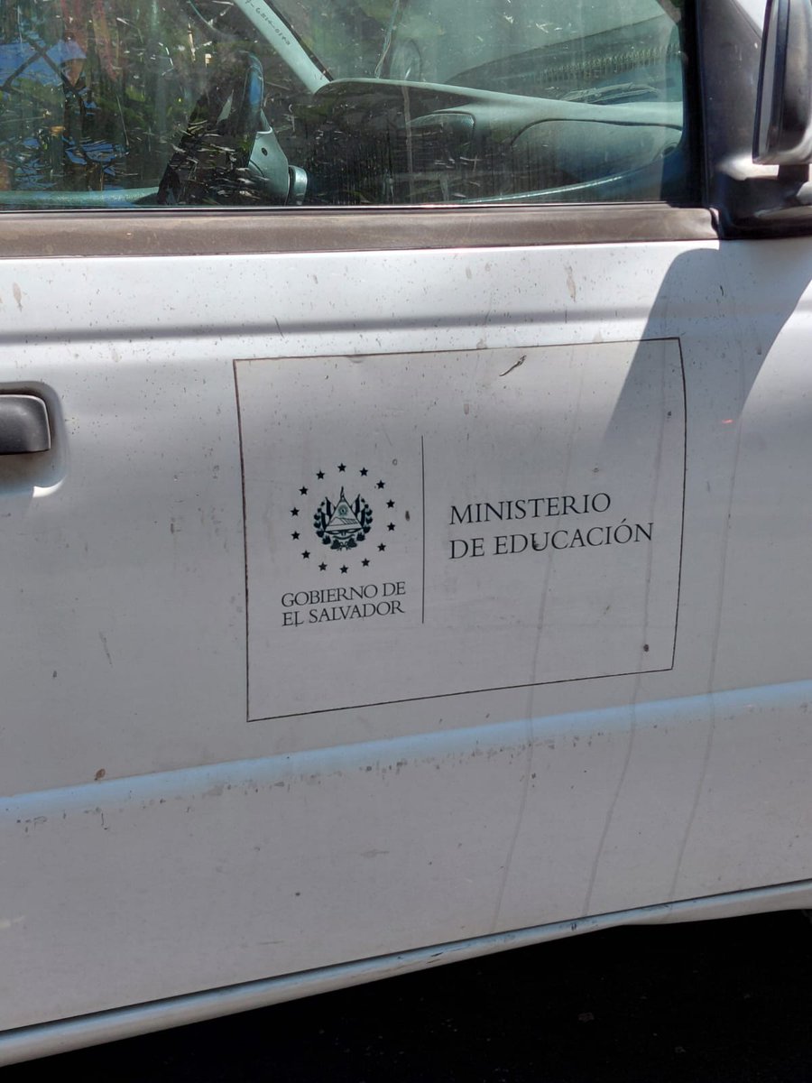 anamabelq's tweet photo. Vehículo pick-up, placas nacionales del Ministerio de EducaciónSV estacionado en curva en Ave. La Capilla y Pje 8 Col San Benito SS. Hace unos días, ese mismo pickup, estaba bloqueando el paso zebra. .@VMTElSalvador .@PNCSV N 5-622 https://t.co/8VCHEKbWyr