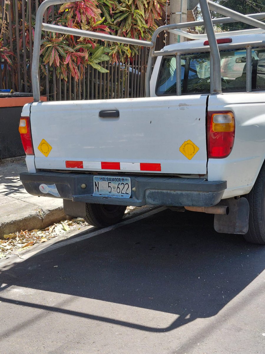 anamabelq's tweet photo. Vehículo pick-up, placas nacionales del Ministerio de EducaciónSV estacionado en curva en Ave. La Capilla y Pje 8 Col San Benito SS. Hace unos días, ese mismo pickup, estaba bloqueando el paso zebra. .@VMTElSalvador .@PNCSV N 5-622 https://t.co/8VCHEKbWyr