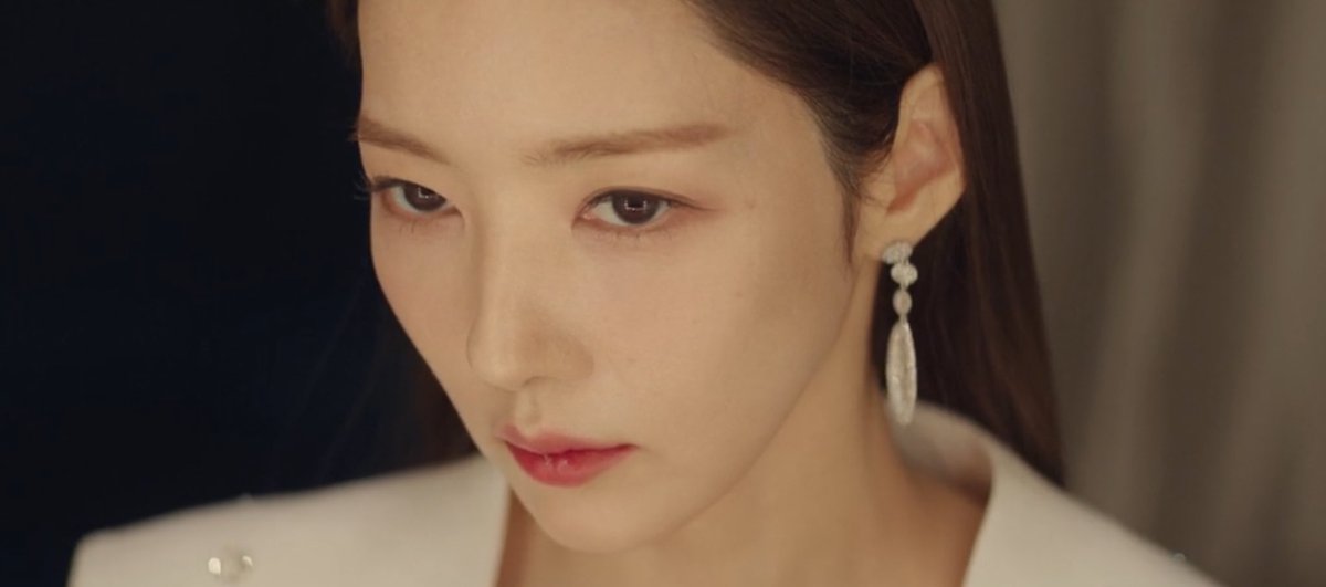 kenthusiastic10's tweet image. As expected #SirensKiss is serving camp. Perfect for fans of #Penthouse, #Eve, #SkyCastle and similar makjangs. Loving the fashion and tone, and #WiHajoon brings brooding intensity and action. His dynamic with #ParkMinyoung has potential. #SirensKissEp1