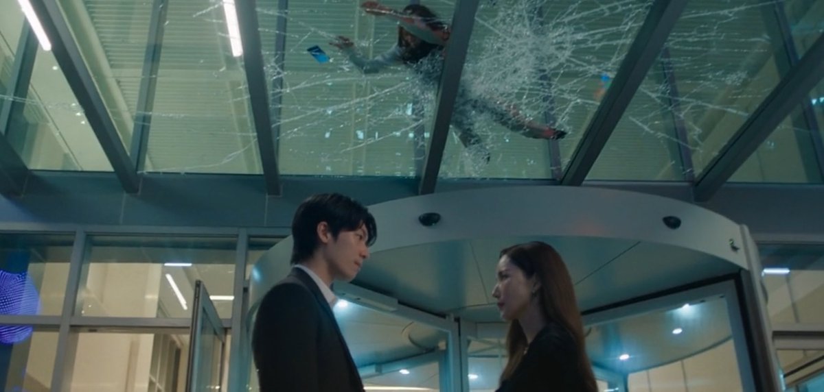 kenthusiastic10's tweet image. As expected #SirensKiss is serving camp. Perfect for fans of #Penthouse, #Eve, #SkyCastle and similar makjangs. Loving the fashion and tone, and #WiHajoon brings brooding intensity and action. His dynamic with #ParkMinyoung has potential. #SirensKissEp1