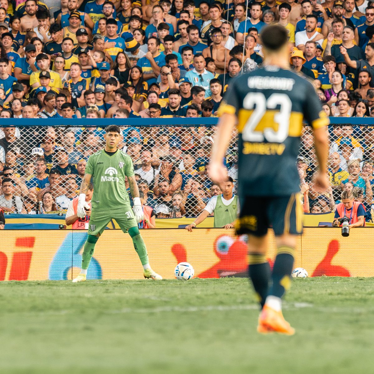 GimnasiaMendoza's tweet photo. Y sí, nos quedamos con ganas de mostrarles algo más de una tarde histórica... 📷🖤🤍

📍Estadio Alberto J. Armando https://t.co/AEtljZ6YDi