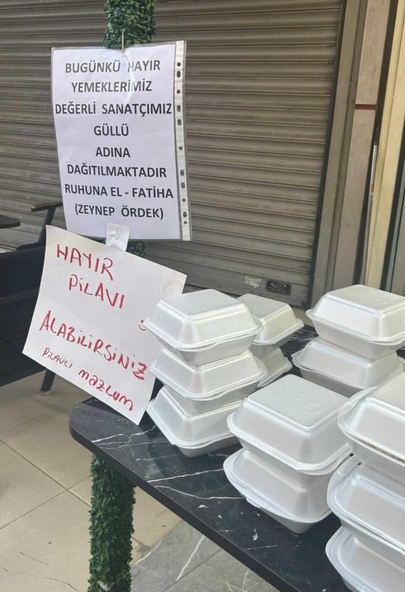 İzmir Konak’ta bir işletme, sanatçı Güllü adına vatandaşlara hayır pilavı dağıttı.