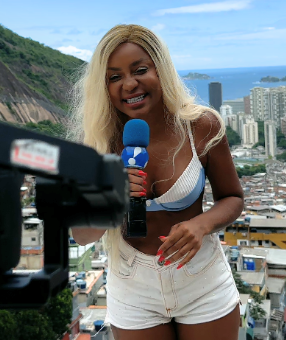 euleodias's tweet photo. Cariúcha, a eterna Garota da Laje, honrou suas origens e deu o pontapé na nova fase do “SuperPop” com uma gravação mais que especial na Rocinha, na Zona Sul do Rio. O portal LeoDias teve acesso exclusivo aos bastidores nesta segunda-feira (2/3) e acompanhou de perto a energia da apresentadora. 

Empenhada e cheia de personalidade, ela já prepara uma temporada vibrante, com entretenimento de qualidade e a sua marca registrada. Vem aí um formato renovado, com a autenticidade que conquistou o público do sofá e da internet.