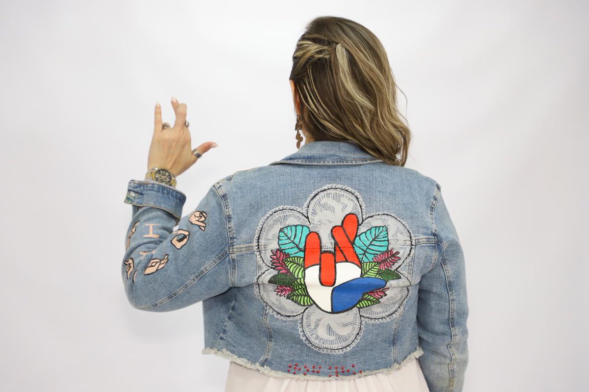 LoreBritezPy's tweet photo. Días que se quedan en el corazón ♥️📸.
​¡Sueños que se hacen realidad! Una sesión especial de algunos de mis proyectos. 
✨ ETNA: Moda inclusiva, relieve, braille y LSPy🤟🏻
✨ TEKOVE: Un libro tras 5 años de trabajo.
Gracias por acompañarme en este recorrido. ¡Rohayhueterei! 🤟🏻🇵🇾 https://t.co/ECtrbPHcVc