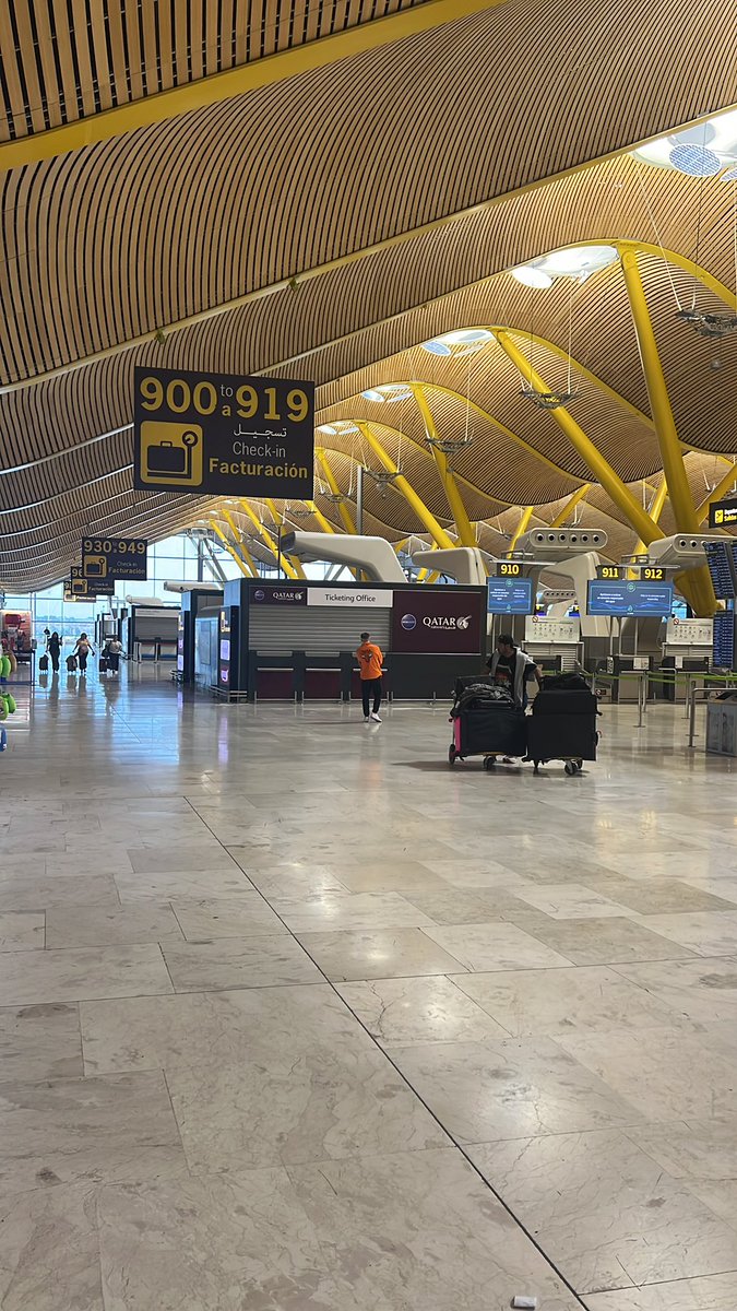 droseval's tweet photo. With a lot of problems then you close @qatarairways https://t.co/uu0dQLTqAB