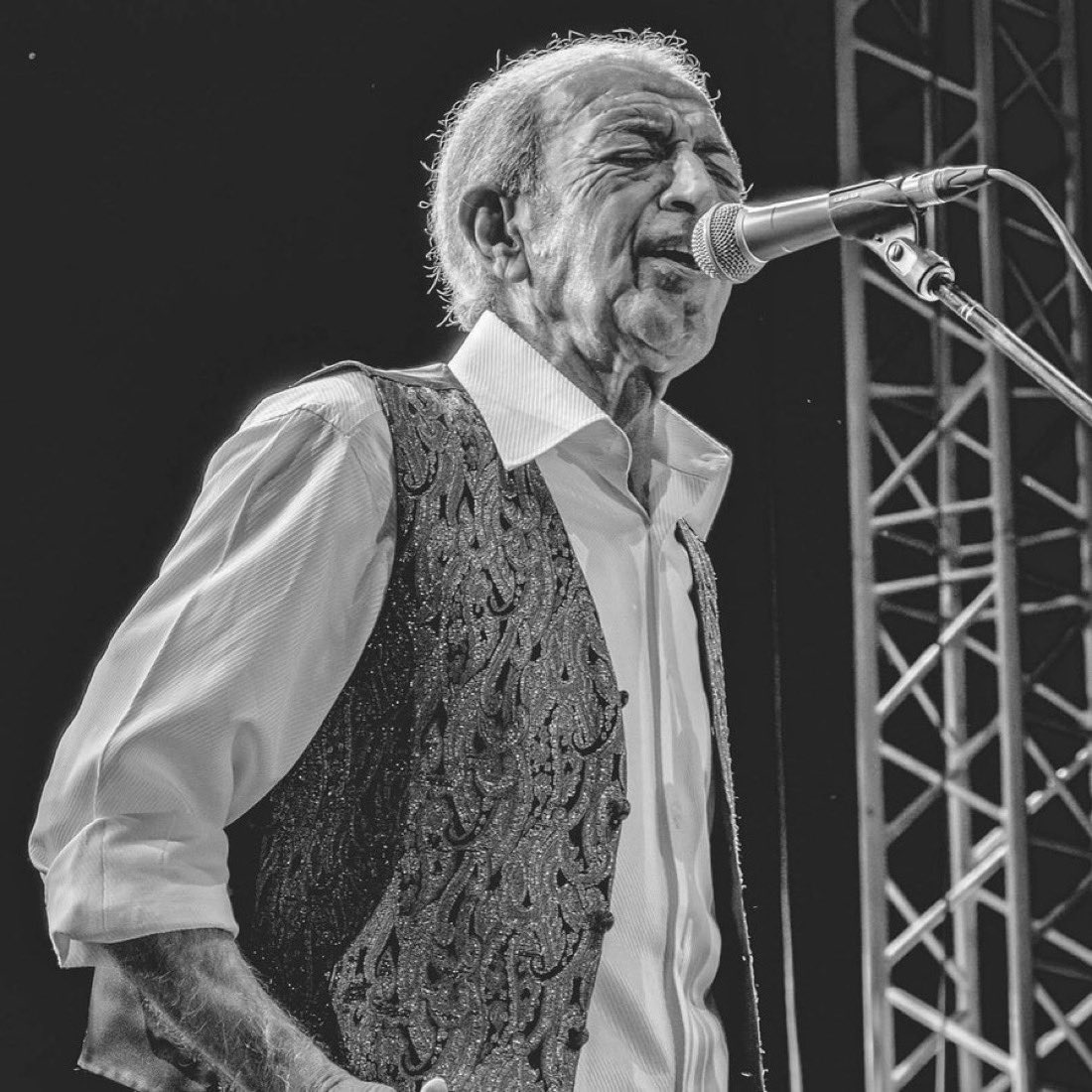 Ben sosyalist bir insanım. Düşüncelerimi her zaman her yerde çekinmeden söyledim. Sanatçının özgür olması, hiçbir şeyden korkmaması, inandığı doğruları savunması gerek. Ben de ezilenlerin sesi olmaya gayret ediyorum."
#EdipAkbayram