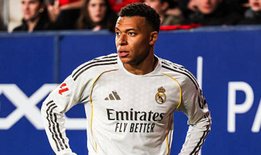 "أزمة طبية في ريال مدريد: مبابي يغادر إلى باريس! بسبب عدم رضاه عن التعامل مع إصابته في الركبة، سافر كيليان مبابي إلى باريس لاستشارة متخصصين بعيداً عن مدريد.. النادي منح الإذن لمبابي للبحث عن حلول خارجية، خاصة مع اقتراب مواجهات دوري الأبطال وكأس العالم الصيف القادم.. هل فقد مبابي الثقة في الجهاز الطبي لريال مدريد؟. mundodeportivo 