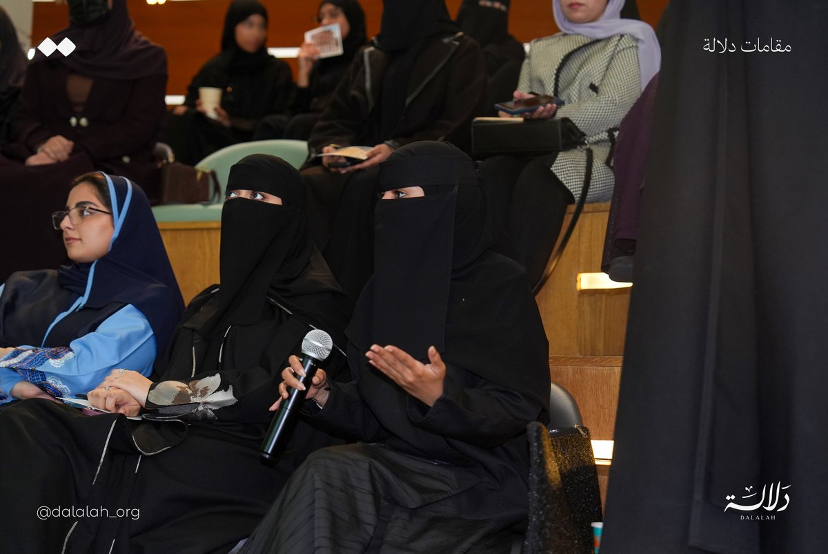 Dalalah_Org's tweet photo. رحلة بحثيَّة في جدة التاريخية وتجربة ميدانية لفهم الأسباب التي تدفع بعض الأشياء للاستمرار بينما تندثر غيرها، وكيف يُشكل المكان سلوك الإنسان وقيمه وهُويته. من خلال نموذج بحثي مُبتكر يربط بين الإنسان والمكان والأشياء، يُعاد طرح أسئلة جوهرية حول علاقتنا بالأماكن التي نعيش فيها https://t.co/fqdyTEDXZ4