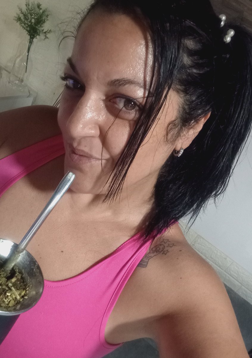 Vane_vul's tweet photo. El franco se disfruta con muchos mates y muchaaaaa fiaca !!!!
Buen inicio de semana 🤗 .... https://t.co/SVNNkGK6HN