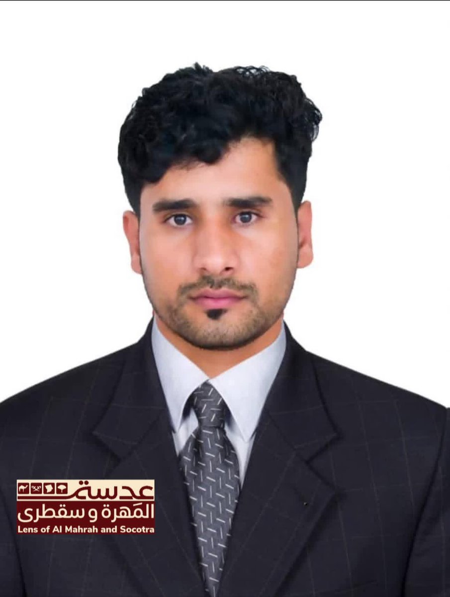 mcsr2090's tweet photo. محمد عبدالعزيز جعفر كلشات المهري

إعداد: عبد الرحمن شنجل 
2 مارس
منصة/ عدسة المهرة وسقطرى 
سلسلة تقارير كوادرنا:

في محافظة محافظة المهرة، حيث تتعانق الأصالة بالهوية، يبرز اسم الباحث والأكاديمي محمد عبدالعزيز جعفر كلشات المهري كأحد الوجوه الشابة التي استطاعت أن تجمع بين التميز العلمي والاهتمام بالتراث اللغوي والثقافي للمجتمع المهري.

وُلد في مديرية حصوين عام 1992م، ونشأ في بيئة تُقدّر العلم وتحترم الكلمة، فكان شغفه باللغة العربية مبكرًا؛ ليواصل دراسته الأكاديمية في جامعة حضرموت حيث حصل على درجة البكالوريوس في اللغة العربية، ثم نال درجة الماجستير في الأدب والنقد.

لم تكن رحلته مقتصرة على التحصيل العلمي فحسب، بل انخرط مبكرا في ميدان التعليم الجامعي، حيث عُيّن معيدًا في قسم اللغة العربية بكلية التربية بـجامعة المهرة، وأسهم في تدريس عدد من المقررات، واضعًا بصمته في تكوين جيل جديد من الطلبة، ومؤكدًا حضوره كأحد الأكاديميين الشباب الذين يعوّل عليهم في تطوير العمل الجامعي بالمحافظة.

كما لعب دورًا فاعلًا في العمل البحثي والمؤسسي، من خلال تقلده عددًا من المناصب في مراكز الدراسات والبحوث، وإسهامه في توثيق المخطوطات والوثائق المهرية، وهو جهد يعكس وعيه العميق بأهمية حفظ الذاكرة الثقافية وصون الهوية اللغوية. وقد تُوّج نشاطه البحثي بعدد من الدراسات العلمية، من أبرزها دراسته حول الطبيعة في شعر محمد بن عمار الأندلسي المهري، إضافة إلى أبحاثه في التقريب النحوي بين اللغة المهرية والعربية الفصحى، وهي أعمال تعكس مشروعًا علميًّا جادًّا يسعى إلى خدمة اللغة والإنسان في آنٍ واحد.

يمثل محمد كلشات نموذجًا للشاب المهري الطموح، الذي لم يكتفِ بالتحصيل الأكاديمي، بل سخّر علمه لخدمة مجتمعه، جامعًا بين الانتماء المحلي والانفتاح المعرفي. وهو اليوم يُعد من الكوادر البارزة في المهرة، بما يحمله من رؤية علمية، وحضور بحثي، وروح مبادرة تؤمن بأن الاستثمار الحقيقي هو في الإنسان والمعرفة.

إن الحديث عن أمثال هذه النماذج الشابة يبعث الأمل، ويؤكد أن المهرة تزخر بكفاءات قادرة على صناعة الفرق، وصياغة مستقبل أكثر إشراقًا يقوم على العلم والوعي والهوية.