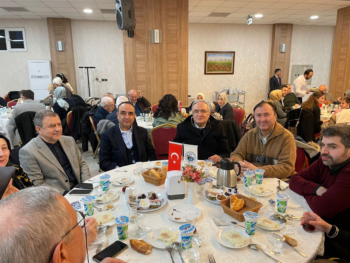 HasanDOGRUYOL's tweet photo. Ankara’da Gönüller Bir Oldu: BOL-DAV’ın 37. İftarında Birlik ve Kardeşlik Mesajı
Ankara, bu yıl da anlamlı ve bereketli bir buluşmaya ev sahipliği yaptı. BOL-DAV Bolvadinliler Dayanışma Vakfı tarafından düzenlenen 37. Geleneksel İftar Program gerçekleştirildi. https://t.co/56uQKiZqN5