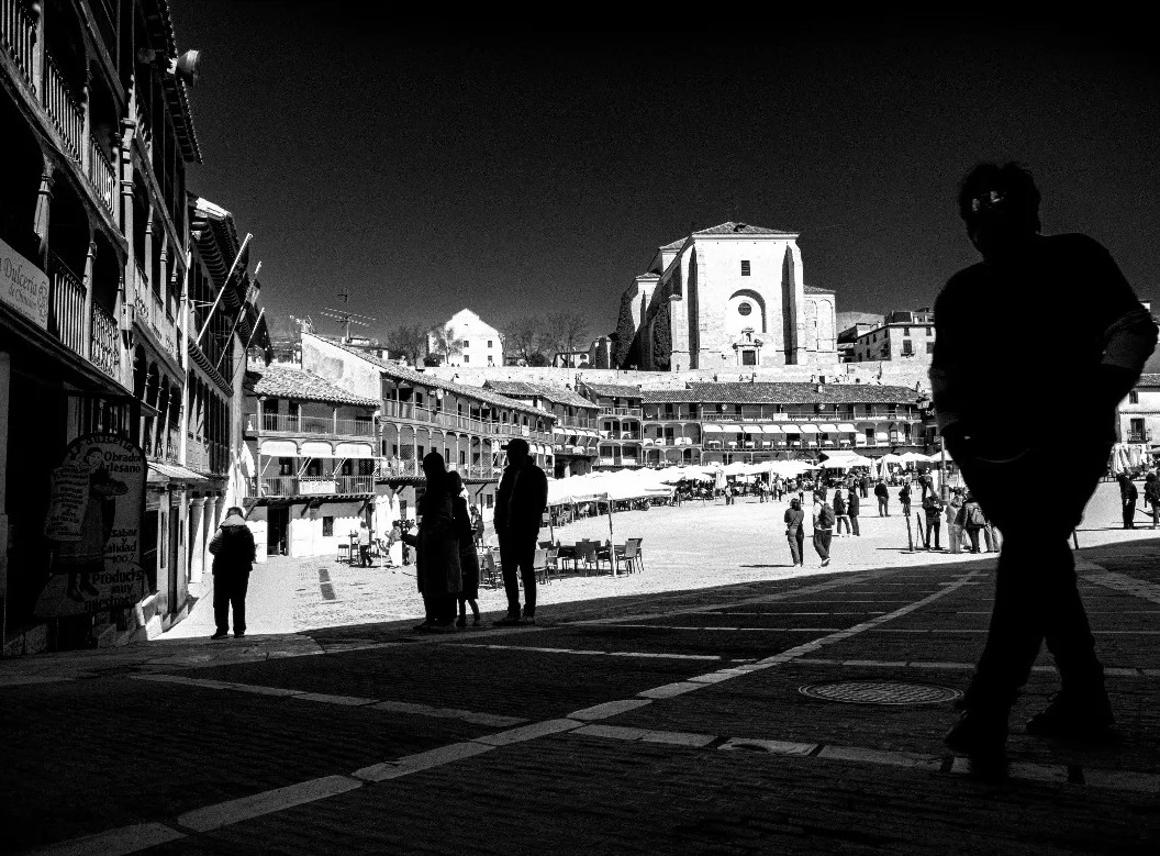 La mejor imagen del fin de semana viene bicolor. El blanco y negro también le sienta bien a la Plaza Mayor de #Chinchón 😃

📷 Srdjan G.D.