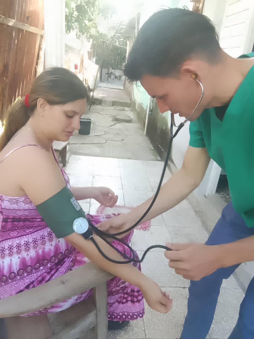 mlabradahlg's tweet photo. Los estudiantes de ciencias médicas en Holguin se mantiene en actividades comunitarias en apoyo al Programa materno infantil.    #UCMHo, #fcmho, #HonorHolguinero https://t.co/cPLKQmvZdS