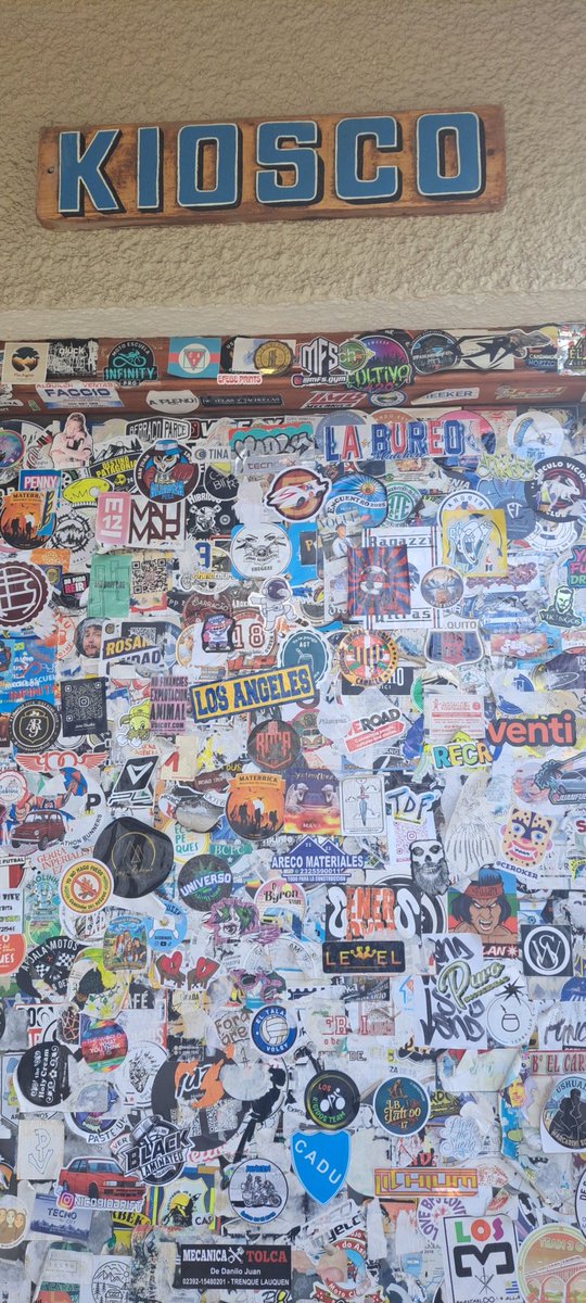 Necesito que algún argentino me explique por qué les gusta llenar todo de stickers, no me opongo, solo no lo entiendo. #Bariloche #stickers