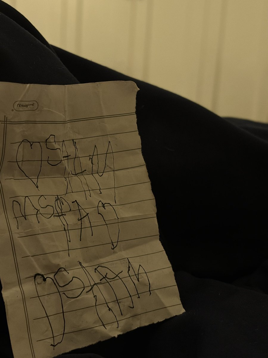 "لا تبكين،انا احبك شوفي سويت لك هديه تفرح قلبك يا افضل بنت"

لا بس عيوني فيها غبار😢😢