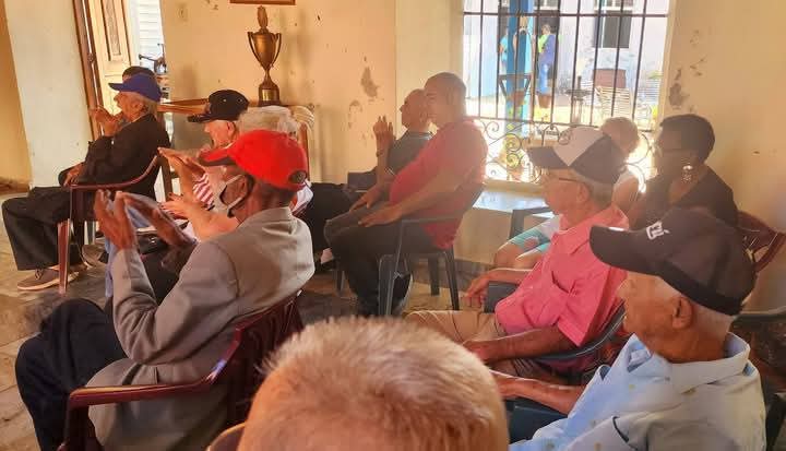 UNEAC_online's tweet photo. #UneacXTodaCuba🇨🇺 desde Artemisa: 🎶🇨🇺 La décima como homenaje en el aniversario del natalicio de Ángel Valiente (1916-1987), protagonista junto a Naborí de la Controversia del Siglo. Hermosa iniciativa de Renito Fuentes, desde el Museo de San Antonio de los Baños. 
#ArteFiel🇨🇺👇 https://t.co/HohfwN5XPi