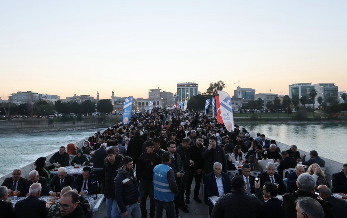 Ramazan’ın en güzel yanı; aynı sofrada buluşan kalpler… 🌙

Taşköprü Halk İftarımızda, bereketi de muhabbeti de hep birlikte çoğalttık. Yoğun katılımla gerçekleşen iftarımızda, bir lokmayı paylaşmanın ve bir arada olmanın huzurunu birlikte yaşadık.

Soframıza ortak olan,