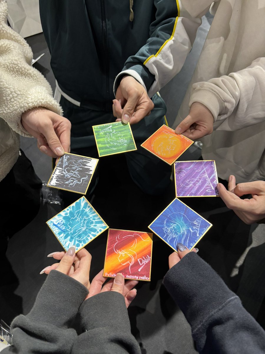 dr_miyama3150's tweet photo. 🔥昨日の話🔥←長いです

 #金稼ぎのペテル 
第十話「蒼錆汚れのカタルシス」

 #金ペテ が遂に2桁いきました

回を増すごとに想いが募って本当にまとめられない宮間です( ˘•ω•˘ )

まずは宮間として

今のRE-actは歴が5年くらいの新しい子たちで作られてます
そんな中、戦士ばかりが渦巻いてた時代からいるのが「伊藤天馬」
初演「祟りの祀り」からRE-actの舞台に関わり所属
今では10年目くらい

満を持しての「メラク回」

千秋楽は…泣いてしまいそうでしたね( ；꒳； )
「最近毎回やん」とかいわないでね(笑)
手嶋さんにしっかりプレッシャーを与えられ今回やりきった
コロナ禍の闇の時代を知ってる唯一の人
手嶋さんに共にボッコボコにされながらRE-actとして戦ってきた
彼の成長も感じてね
いろんな感情入り交じってジーンとしてしまいました🙌

手嶋さんはどう見てたのかな•́ω•̀)?

ダビーとして

1話からずっといた仲間が、中央区に対してこんなドデカ感情隠し持ってて、それでも「ダビー」を仲間としてみてる
仲間の幼なじみだから仲間として助けたい、と戦ってる
でも元々は自分を含めた中央区がやってきたことが招いてる
出来ることならレポリス姉妹を受け入れてあげてほしい気持ちもあって
でも仲間だから…と笑って許されることじゃない

最後のシーンは本当に辛かったです

アスピの「1人でできるもんでしょ」
アルデラの「過去に縛られるのはきついからな」
グイルスの「メラクさんの親の仇がレポリス家ということになりますね」
メルの「私は迷惑をかけたくないんだ！それに、ステラは家族だからね。放っておけないよ」

「ペテル」としても「ダビー」としてもあるから、ただ「ぶっ壊す」だけでいいのか？と思うほどに、いろいろ考えさせられました。

第十一話と最終話がどうなっていくのか。
皆さんもこの世界の行方を見届けてもらえたら嬉しいです(´•ω•`๑)✨

長くなってしまいましたが、兎にも角にも先が気になる第十話でした！！

共に旅をしてくれている全ての人に感謝…🌸

ありがとうございました💐✨

ダビー役:宮間里桜

追伸
まだ最終回じゃないよ(笑)

 #名古屋リアクト 
 #KINPETESTUDIO