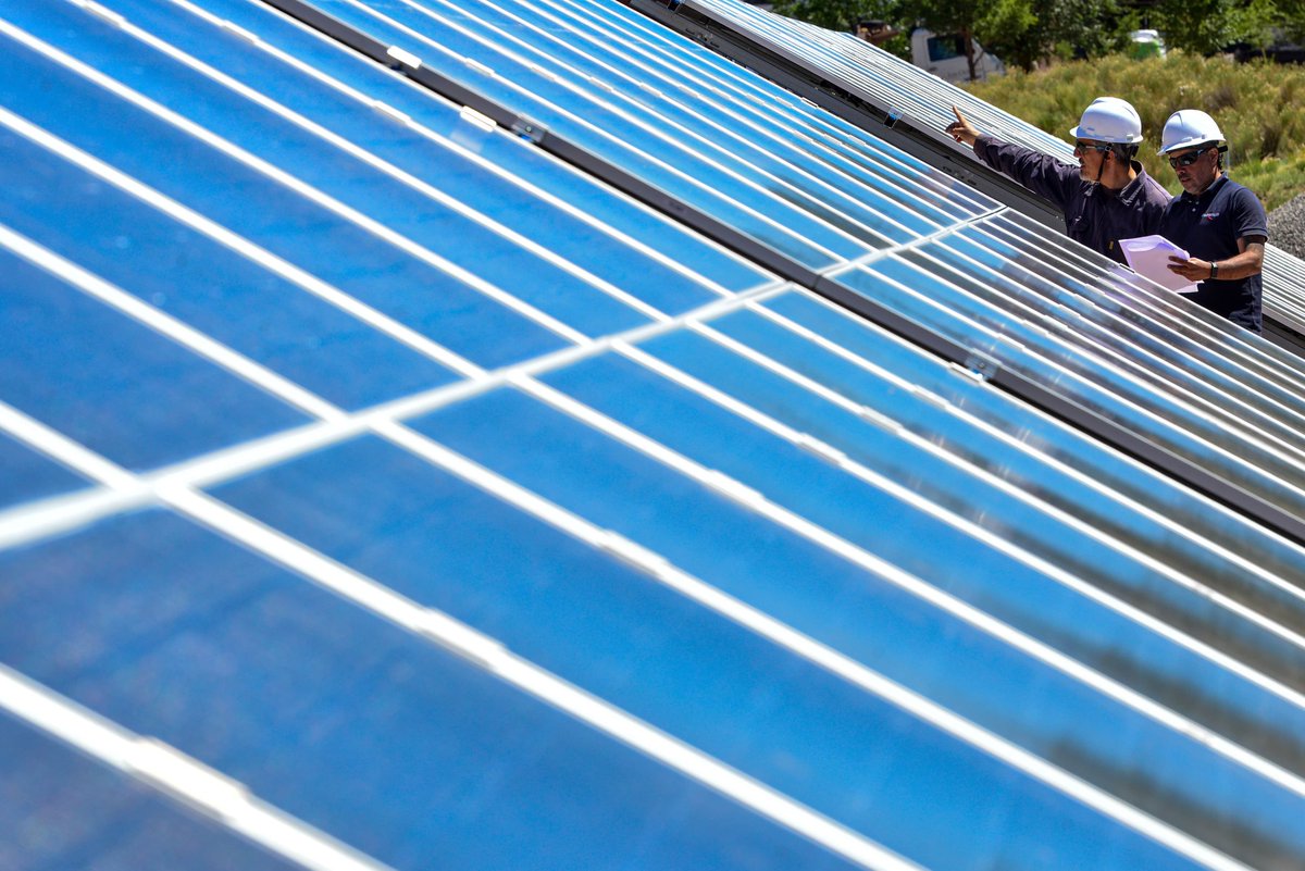 Rolo_Figueroa's tweet photo. LOS CHIHUIDOS TENDRÁ LUZ LAS 24 HORAS

Mañana inauguramos el parque solar de Los Chihuidos y saldamos junto a @PAEArgentina una deuda histórica: que en el corazón de Vaca Muerta haya una comunidad con energía todo el día. Era el último pueblo que no tenía servicio continuo y juntos lo hicimos posible.

Con esta obra garantizamos igualdad, arraigo y más oportunidades. La energía que producimos en Neuquén es prioridad para nuestra gente y motor de un desarrollo más justo y sostenible.