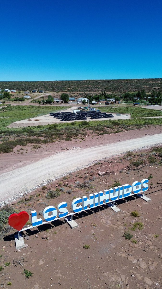 Rolo_Figueroa's tweet photo. LOS CHIHUIDOS TENDRÁ LUZ LAS 24 HORAS

Mañana inauguramos el parque solar de Los Chihuidos y saldamos junto a @PAEArgentina una deuda histórica: que en el corazón de Vaca Muerta haya una comunidad con energía todo el día. Era el último pueblo que no tenía servicio continuo y juntos lo hicimos posible.

Con esta obra garantizamos igualdad, arraigo y más oportunidades. La energía que producimos en Neuquén es prioridad para nuestra gente y motor de un desarrollo más justo y sostenible.