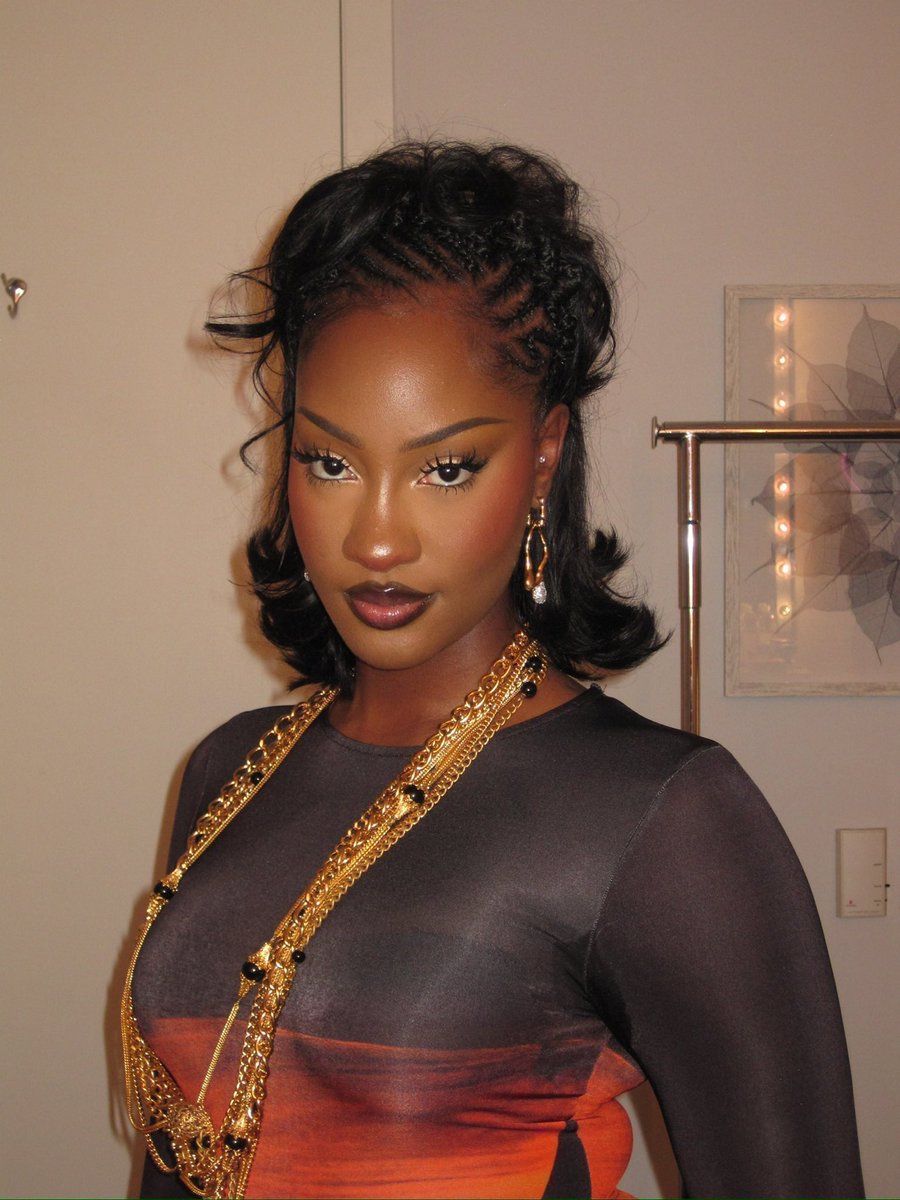 🚨 Tems has now surpassed 4.9 BILLION streams across all credits on Spotify.