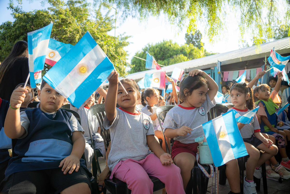 tori_flores's tweet photo. 🌱 Acompañamos el comienzo de un nuevo ciclo lectivo en la Escuela Municipal Azor Grimaut, renovando el compromiso con una educación que no solo forma estudiantes, sino también ciudadanos conscientes y comprometidos con su entorno. https://t.co/6MeNba7dzW