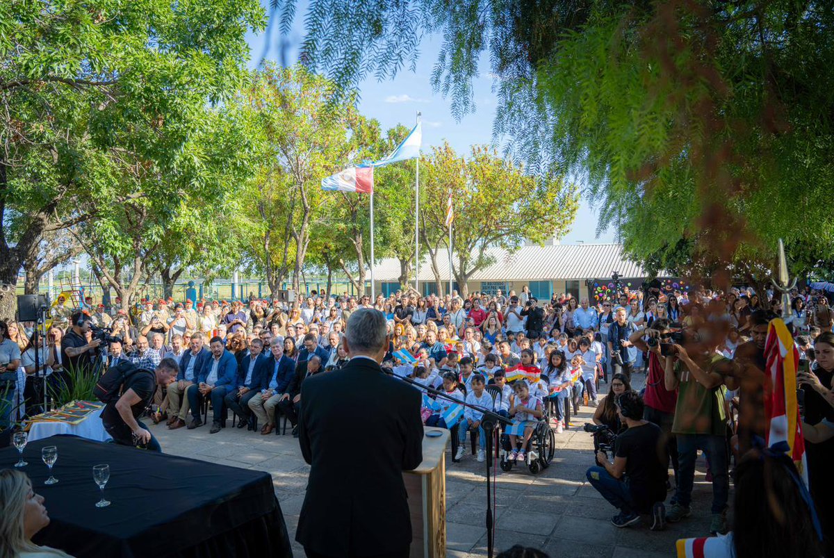 tori_flores's tweet photo. 🌱 Acompañamos el comienzo de un nuevo ciclo lectivo en la Escuela Municipal Azor Grimaut, renovando el compromiso con una educación que no solo forma estudiantes, sino también ciudadanos conscientes y comprometidos con su entorno. https://t.co/6MeNba7dzW