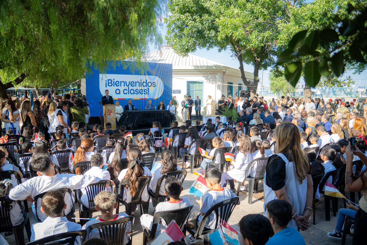 tori_flores's tweet photo. 🌱 Acompañamos el comienzo de un nuevo ciclo lectivo en la Escuela Municipal Azor Grimaut, renovando el compromiso con una educación que no solo forma estudiantes, sino también ciudadanos conscientes y comprometidos con su entorno. https://t.co/6MeNba7dzW