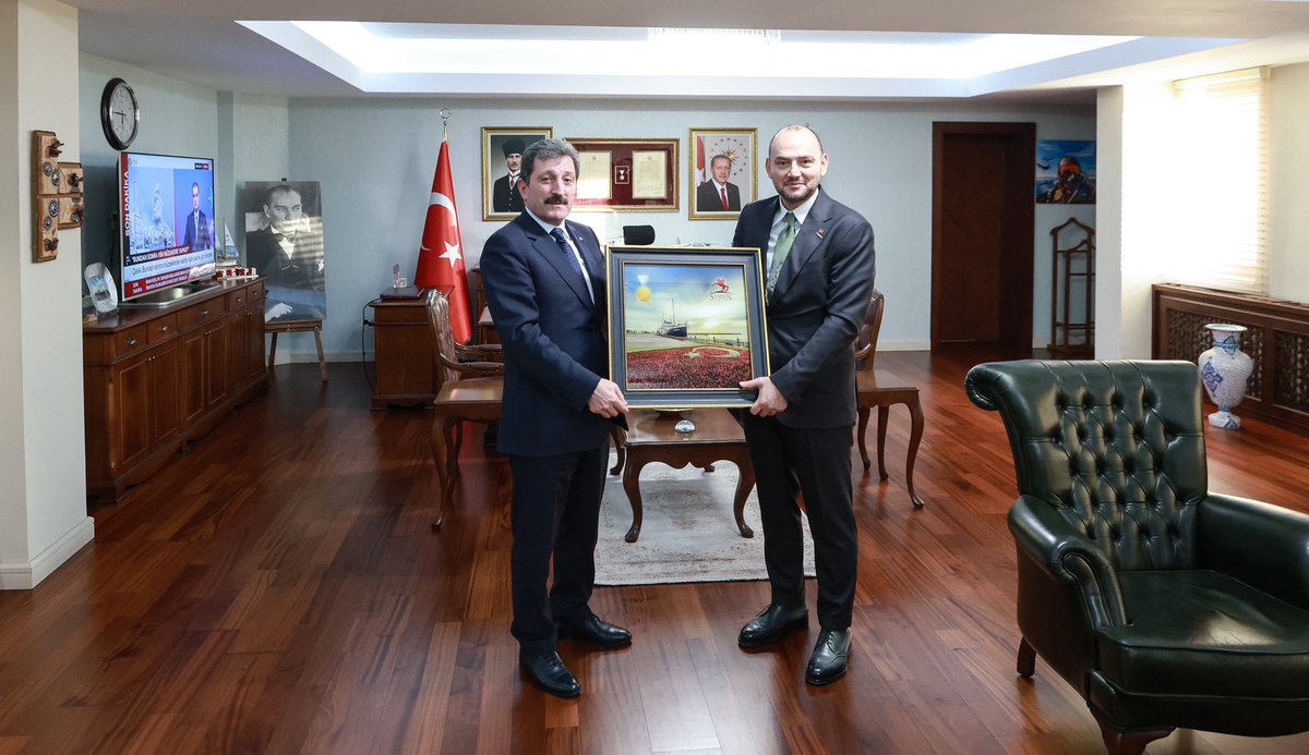 BurhanOzdemirTR's tweet photo. 📍Samsun’dayız.

Bugünkü Samsun programımız kapsamında Valimiz Sayın Orhan Tavlı’yı (@orhantavli_) ziyaret ettik.

Ziyaretimizde Samsun’un üretim potansiyeli, yatırım imkânları ve bölgesel kalkınma perspektifi üzerine verimli bir istişare gerçekleştirdik.

Nazik kabulleri ve samimi ev sahiplikleri için Sayın Valimize teşekkür ediyor, çalışmalarda başarılar diliyorum.

@TCSamsunValilik
