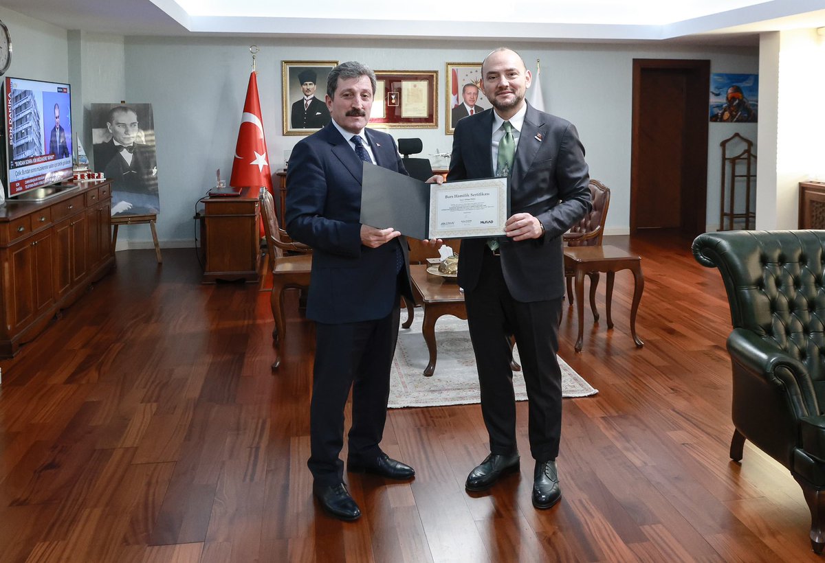 BurhanOzdemirTR's tweet photo. 📍Samsun’dayız.

Bugünkü Samsun programımız kapsamında Valimiz Sayın Orhan Tavlı’yı (@orhantavli_) ziyaret ettik.

Ziyaretimizde Samsun’un üretim potansiyeli, yatırım imkânları ve bölgesel kalkınma perspektifi üzerine verimli bir istişare gerçekleştirdik.

Nazik kabulleri ve samimi ev sahiplikleri için Sayın Valimize teşekkür ediyor, çalışmalarda başarılar diliyorum.

@TCSamsunValilik