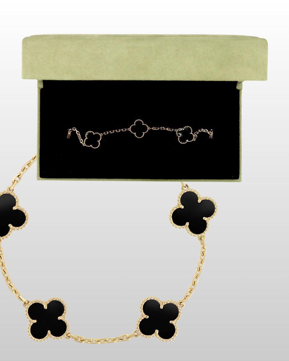 artbidy's tweet photo. 🍀 Który kształt jest znakiem rozpoznawalnym marki Van Cleef &amp; Arpels? Zdecydowanie ta czterolistna koniczynka, czyli element kultowej kolekcji Alhambra. 

Odkryj naszą ofertę galeryjną: https://t.co/6X2TiXKNW6 https://t.co/gkkXKONPbW
