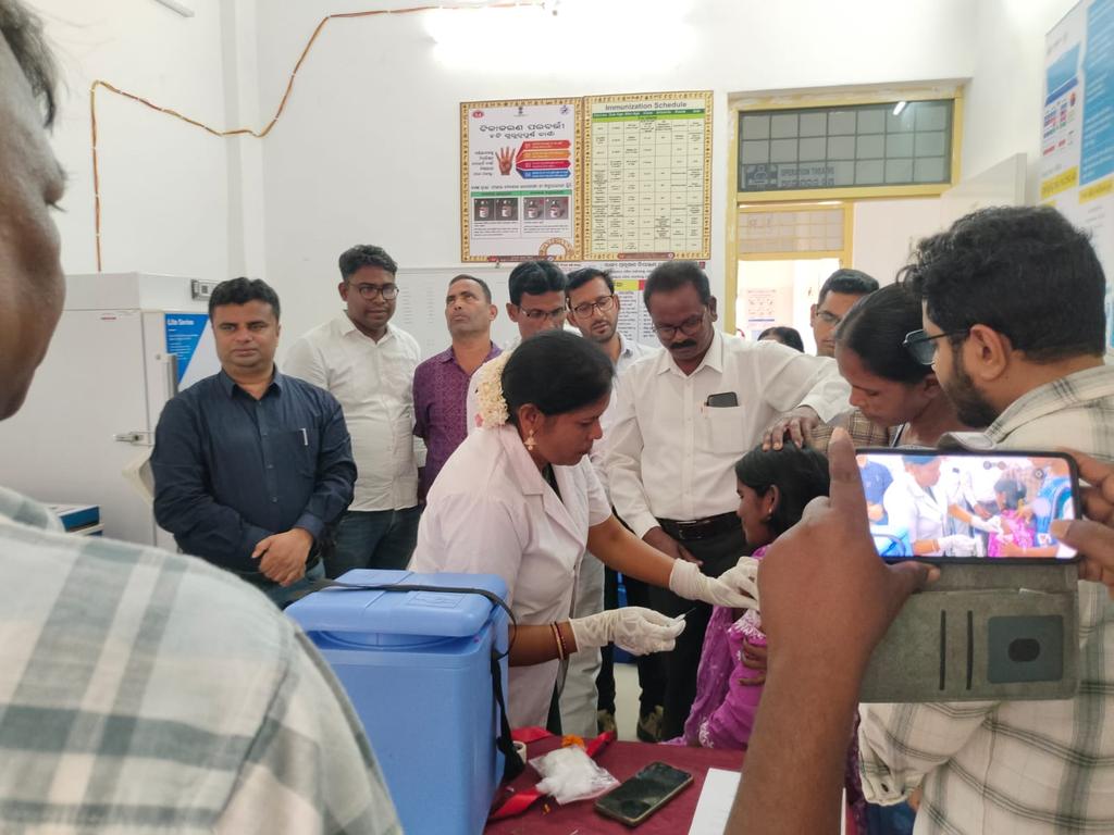 BlockPodia's tweet image. "The #hpv vaccination programme was inaugurated today at CHC Podia,Dist-Malkangiri(Odisha) by the BDO,  #Podia, in the presence of medical staffs and PRI representatives."
#hpvawareness #hpvvaccine
@zp_malkangiri @dm_malkangiri @MoHFW_INDIA @HFWOdisha