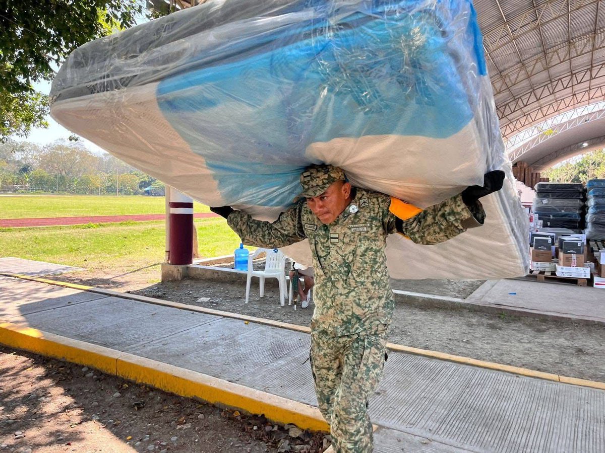 Un día desmadrando al Mencho y al otro ayudando a gente damnificada.

Que honor 🫡