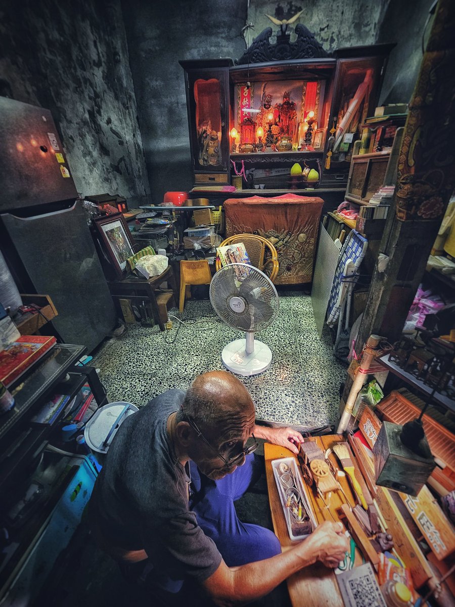 ckckforeskin's tweet photo. この部屋にあるものひとつひとつが生きている

#AsianEmergingPhoto #Taiwan #nightphotography #oldhouse #craftman #portrait #oldroom
©️skinskin https://t.co/2YxreC9zg8
