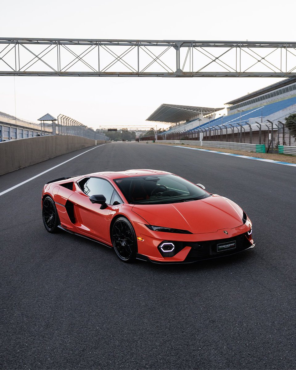 Lamborghini tweet media