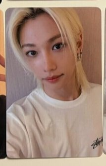 hyunbylix's tweet photo. felix princesinha sem lente e hyunjin todo gostoso com os braços de fora preciso de uma réplica desses photocards urgentemente😭 https://t.co/31VJw965io