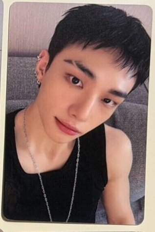 hyunbylix's tweet photo. felix princesinha sem lente e hyunjin todo gostoso com os braços de fora preciso de uma réplica desses photocards urgentemente😭 https://t.co/31VJw965io