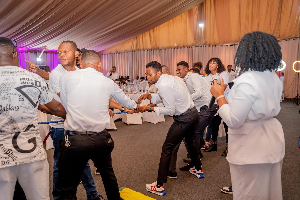 PullmanKinshasa's tweet photo. La fête du personnel au Pullman Kinshasa Grand Hotel s’est déroulée en tout blanc 🤍, dans une ambiance festive et surtout très ludique.
🎯🧩Les jeux ont rythmé la soirée, entre défis, rires et esprit d’équipe, avant de savourer un délicieux buffet et de terminer sur la piste de danse, le tout dans un vrai good mood. 😍